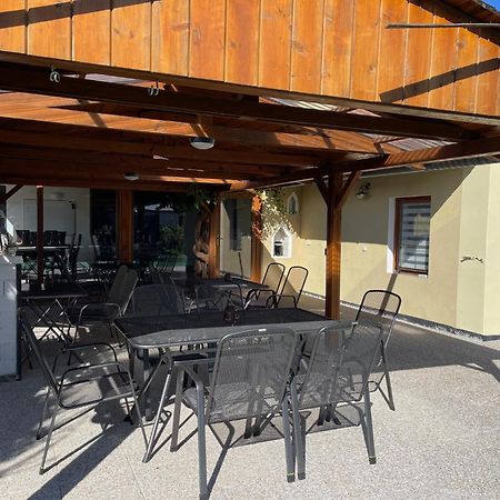Penzion Trojna Lednice-Vhodne Na Svatby,Rodinne Akce,Teambuilding Екстер'єр фото